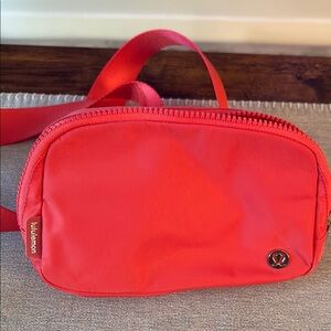 lululemon fuchsia pink Bag. This bag has the extended strap on it for plus size